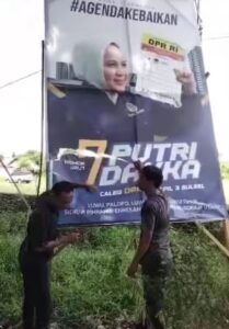 Dua Pemuda Bosso Walenrang Benahi Baliho Rusak Putri Dakka