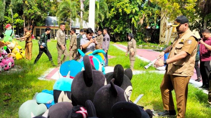 Dinsos Makassar Razia Badut. Dinsos (Dinas Sosial) Makassar musnahkan kostum badut yang digunakana gelandangan mengemis di jalan.