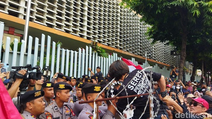 Massa Dorong Barikade Depan Bawaslu mendesak masuk ke dalam gedung Badan Pengawas Pemilu di Jakarta Pusat, Senin (19/2/2024).