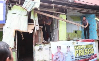 Polres Pelabuhan Bedah Rumah milik warga di Kelurahan Malimongan, Kecamatan Makassar, melalui program Kapolda Sulsel Peduli