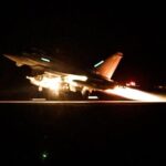 Houthi Serang Kapal Perang AS. Milisi Yaman Houthi itu serang kapal perang AS dan kapal kargo berbendera Israel MSC Silver