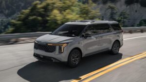 Kia Carnival Bermesin Hybrid Turbo