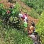 Guru Dan Perawat Tewas Tertimbun Longsor Bastem Luwu. Dari 14 korban yang berhasil dievakuasi empat orang meninggal