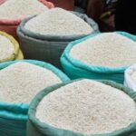 Ritel Batasi Pembelian Beras premium kemasan lima kilogram maksimal dua pack per orang dan mulai langka di pasaran