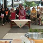 Dinas Koperasi, UMKM, dan Tenaga Kerja Sinjai melaksanakan demo membuat roti memeriahkan HJS di Alun-Alun Sinjai Bersatu