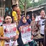 Pekan Terakhir Kampanye James Wehantouw Blusukan Bagi Souvenir berupa kalender tahu 2024 dan baju kaos bergambar James