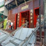 Kanopi Klenteng Kwan Kong Makassar roboh. Dua korban luka ringan sudah sehat dan telah kembali rumah masing-masing