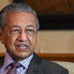 Mahathir masuk rumah sakit. Dia keluar-masuk rumah sakit karena riwayat masalah jantung dan telah menjalani beberapa kali operasi