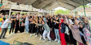 Emak-Emak Kerubuti Putri