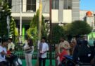 BPS Sinjai bagi paket buka puasa kepada warga di Jalan Persatuan Raya, depan rumah jabatan Bupati Sinjai, Rabu (27/3/2024).