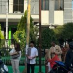 BPS Sinjai bagi paket buka puasa kepada warga di Jalan Persatuan Raya, depan rumah jabatan Bupati Sinjai, Rabu (27/3/2024).