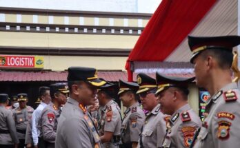Empat Kapolsek Di Makassar Dimutasi. Kapolrestabes Makassar pimpin upacara sertijab di Mapolrestaes Makassar Selasa (26/3/2024) sore.