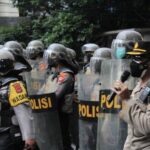 Ribuan Aparat Kawal Demo Pemilu Curang di depan Gedung Gedung DPR/ MPR, Selasa (5/3/2024). Massa diharap tidak anarkis