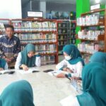 Anggota Perpustakaan Sinjai Meningkat. Pengunjungnya selain pelajar dan masyarakat umum ada juga dari luar daerah seperti dari Kajuara Bone