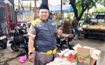 Relawan Maccini For IAS Bagi Kudapan Buka Puasa Gratis di Jalan Kerung-Kerung dekat Polsek Makassar setiap sore selama Ramadan 2024