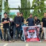 X-Riders Yamaha Indonesia (XYI Sinjai) berbagi penganan berbuka puasa kepada pengendara di depan Kantor Camat Sinjai Timur.