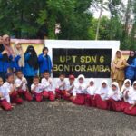 Mahasiswa KKP Plus Unismuh serahkan sertifikat untuk SDN 6 Bontoramba, Jeneponto, Sulawesi Selatan, Senin (18/3/2024)