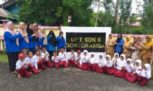 Mahasiswa KKP Plus Unismuh Serahkan Sertifikat Untuk SDN 6 Bontoramba Jeneponto