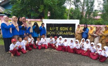 Mahasiswa KKP Plus Unismuh serahkan sertifikat untuk SDN 6 Bontoramba, Jeneponto, Sulawesi Selatan, Senin (18/3/2024)