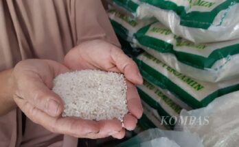 Pasar Ritel Batasi Pembelian Beras beras ukuran 10 kilogram karena itu dianggap sudah cukup untuk kebutuhan selama bulan Ramadan
