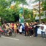 Camat Mamajang berbagi kudapan buka puasa gratis di jalanan depan kantor Camat Mamajang Jl Lanto Dg Pasewang, Makassar