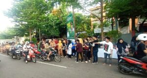 Camat Mamajang Berbagi Kudapan Buka Puasa