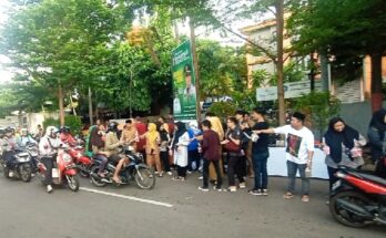 Camat Mamajang berbagi kudapan buka puasa gratis di jalanan depan kantor Camat Mamajang Jl Lanto Dg Pasewang, Makassar