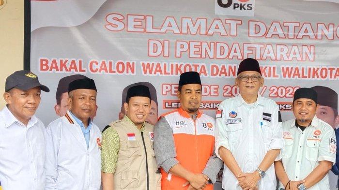 Ketua DPD Nasdem Parepare daftar sebagai Bacawalkot di PKS. Faisal Andi Sapada datang kantor PKS mengendarai becak