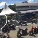 Sebuah video viral di media sosial merekam aksi sekelompok warga aniaya kepala desa di Pangkep. Polisi telah memeriksa terduga pelaku