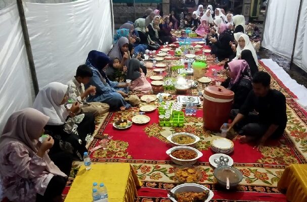 Buka puasa Ala K-Apel. Komunitas Anak Pelangi gelar buka puasa bersama di Jl Daeng Tata III Lorong Daeng Jakking, Parang Tambung, Tamalate