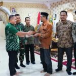 Penjabat Bupati Sinjai serahkan zakat fitrah kepada Baznas di Rumah Jabatan Bupati Sinjai, Kamis (4/4/2024). Hadir Dandim Sinjai