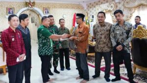 Pj Bupati Sinjai Serahkan Zakat Fitrah Ke Baznas