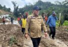 Pj Bupati Sinjai bantu korban longsor di Bonto Katute, Kecamatan Sinjai Borong. Fahsul Falah serahkan logistik saat kunjungi lokasi