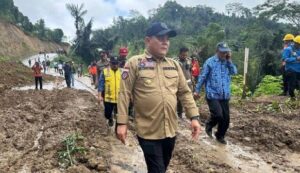 Pj Bupati Sinjai Bantu Korban Longsor Di Bonto Katute