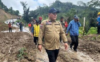 Pj Bupati Sinjai bantu korban longsor di Bonto Katute, Kecamatan Sinjai Borong. Fahsul Falah serahkan logistik saat kunjungi lokasi