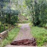 Jembatan penghubung dua dusun di Sinjai, Sulawesi Selatan putus diterjang banjir dan tak bisa digunakan karena nyaris ambruk