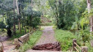 Jembatan Penghubung Dua Dusun Di Sinjai Putus