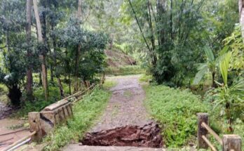 Jembatan penghubung dua dusun di Sinjai, Sulawesi Selatan putus diterjang banjir dan tak bisa digunakan karena nyaris ambruk