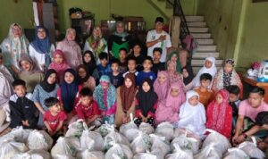 KAHMI Makassar Bagi Ratusan Bingkisan Ramadan Ke Panti