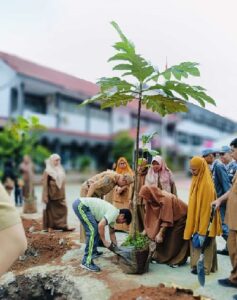 Peringati Hari Bumi Sedunia SMAN 5 Makassar Tanam Pohon