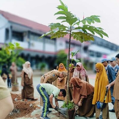 Peringati Hari Bumi Sedunia SMAN 5 Makassar menanam berbagai jenis pohon di lingkungan sekolah tersebut