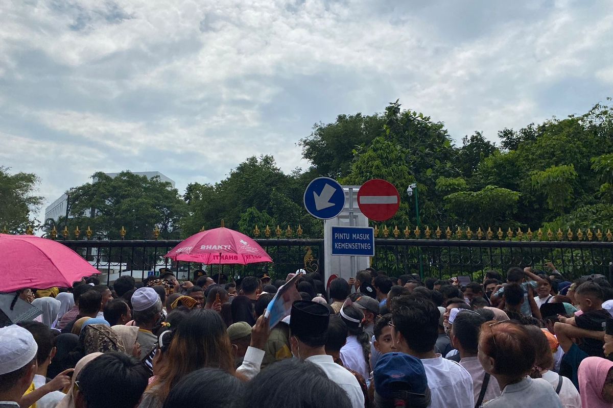 Sejumlah warga pingsan berebut sembako di open house Jokowi. Bahkan beberapa di antaranya luka terbuka di acara yang berlangsung sejak pagi