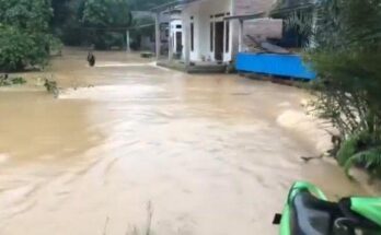 Sejumlah desa di Kecamatan Larompong Selatan Luwu banjir, Kamis (23/5/2024). Banjir merendam sejumlah pemukiman warga.