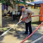 Sampah penuhi drainase di Kecamatan Sinjai Utara menyebabkaan genangan di sejumlah jalan. Pj Bupati Sinjai ikut membersihkan drainase