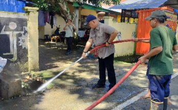 Sampah penuhi drainase di Kecamatan Sinjai Utara menyebabkaan genangan di sejumlah jalan. Pj Bupati Sinjai ikut membersihkan drainase