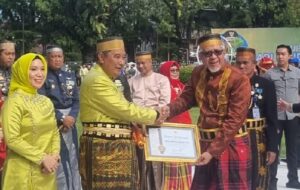 Kabag Umum BBGP Sulsel Drs Harisman terima piagam penghargaan dari Pj Gubernur Sulsel Bahtiar Baharuddin