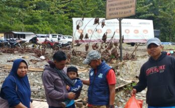 Kerukunan Keluarga Luwu Raya, KKLR Sulsel salurkan 300 nasi kotak untuk korban banjir di Desa Kadundung, Kecamatan Latimojong, Luwu