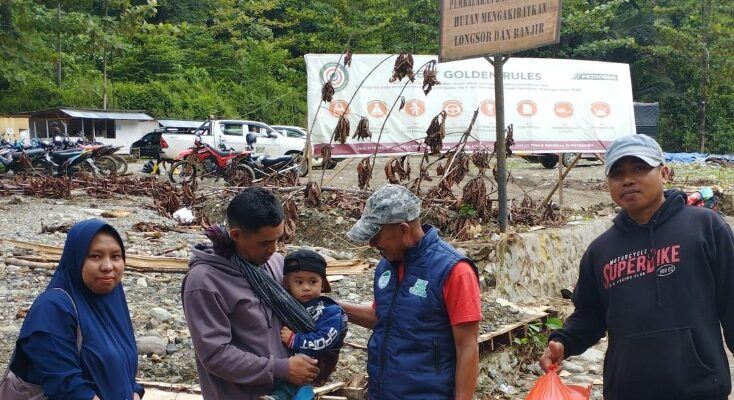 Kerukunan Keluarga Luwu Raya, KKLR Sulsel salurkan 300 nasi kotak untuk korban banjir di Desa Kadundung, Kecamatan Latimojong, Luwu