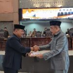 Penjabat Bupati Sinjai TR Fahsul Falah serahkan Ranperda Pertanggungjawaban APBD 2023 kepada DPRD Kabupaten Sinjai.