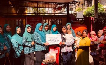 Satgas Stunting Bontoala dan Rumah Zakat kolaborasi berbagi daging sapi segar dan Sembako adi halaman Kantor Kecamatan Bontoala, Makassar